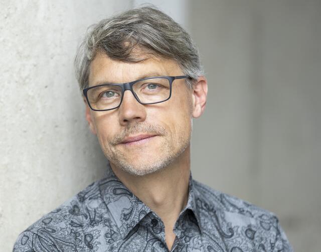 Der vielfach ausgezeichnete Kabarettist Christoph Sieber kommt mit seinem neuen Soloprogramm „Weitermachen“ nach Bedburg. | Foto: T. Kurda