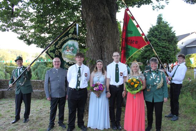 Fahnenträger der Schützen Holger Löhr, Pfarrer Lambert Schäfer, Ramon Förster, Alina Süss, Timo Paprotta, Nicole Süss, Brudermeisterin Kordula Scheider, Jungschützenfahnenträger Jonas Granzin (v.l.).  | Foto: Jürgen Löhr