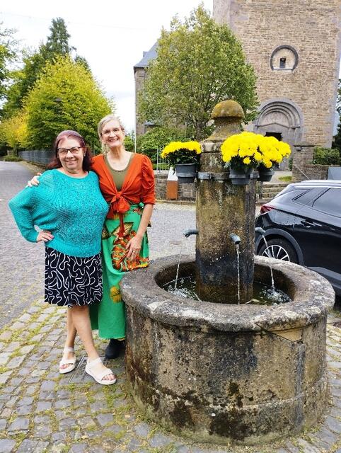 Besuch aus Brasilien im Golddorf Ruppichteroth: Leani Veiga Koppe (li., Schriftstellerin) und Andrea Cristina Baum Schneck. | Foto: Wolfgang Steimel