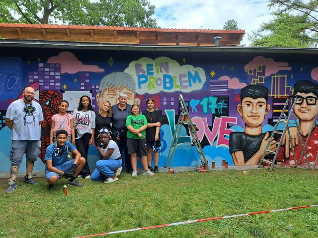 Das Graffiti-Kunstwerk entsteht: Unter der Anleitung von Experte Eugen Schramm (links) haben Kinder und Jugendliche die Rückseite des „Riga“ bunt gestaltet.  | Foto: Bundesstadt Bonn