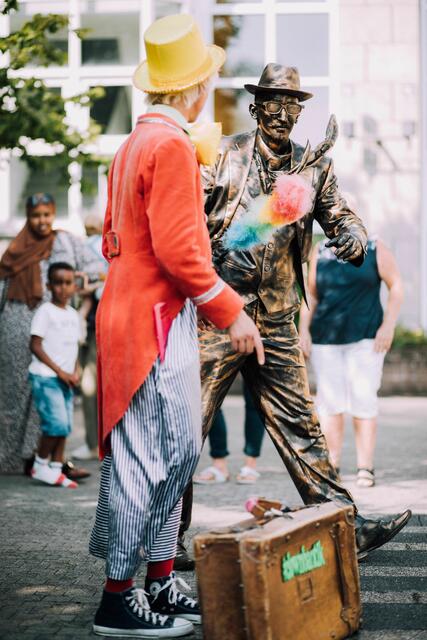 Kurzweilige Unterhaltung auf dem Rathausplatz. | Foto: Oleksii Demydenko/Stadt Gummersbach