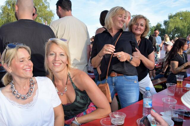 Das Publikum feierte das Leben, den Karneval und den „Sunnesching“ am See.  | Foto: Kirsten D‘Angeli