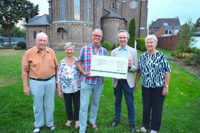 Chorleiter Peter Heinrichs (Bildmitte) und Chor-Vorsitzende Petra Hennig (2. von links) überreichten Elisabeth Rehmann, Dr. Wolfgang Lerch und Werner Weiland den Spendenscheck.  | Foto: Hospiz Pulheim