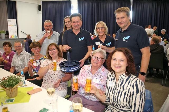 Hier serviert die Rathaus-Chefetage mit (stehend v. r.) Peter Madel, Bürgermeister Ulrich Stücker und Alexandra Noss; dazwischen Ratsmitglied Kerstin Schrabe.  | Foto: Christian Melzer