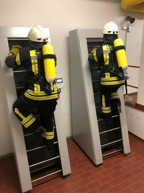 Treppensteigen mit Atemschutzausrüstung. | Foto: Feuerwehr