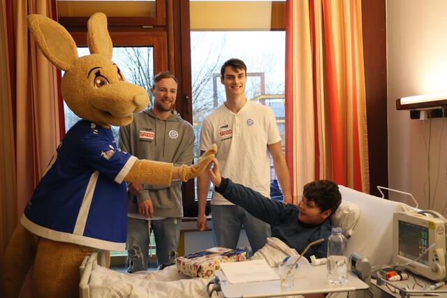 Alle Jahre wieder ist das VfL-Maskottchen Gummi mit Profispielern Weihnachten zu Gast im Krankenhaus.  | Foto: Nina Brüggemann