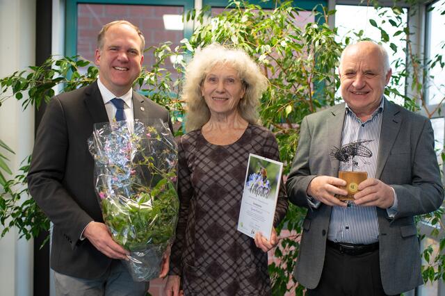  Bürgermeister Dirk Breuer (links) und Inge Cürten-Noack und Dr. Rolf Meier (rechts) von der Agenda Hürth e.V., freuen sich über die Ehrung für mehr Artenvielfalt in Hürth.  | Foto: Stadt Hürth / Giuseppe Piliero