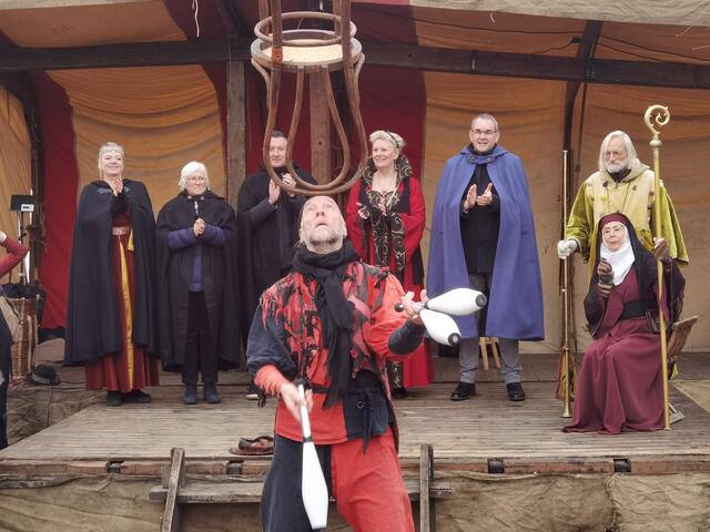 Die Gaukler zeigten bei der Eröffnung des Mittealtermarktes in Siegburg ihr Können.  | Foto: Heike Fries