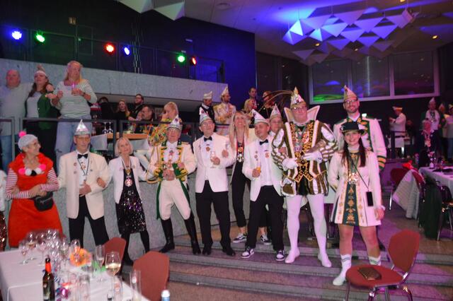 Prinz Marco I. und seine Crew zeigten gemeinsam mit den Prinzengarden eine perfekte Tanzshow auf der Bühne.  | Foto: Ursula Willumat