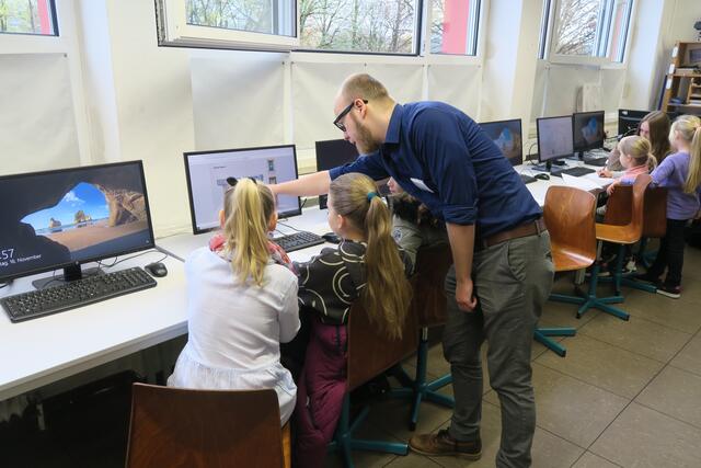 Für die Kinder waren einige Stationen vorbereitet.  | Foto: (c) Gymnasium