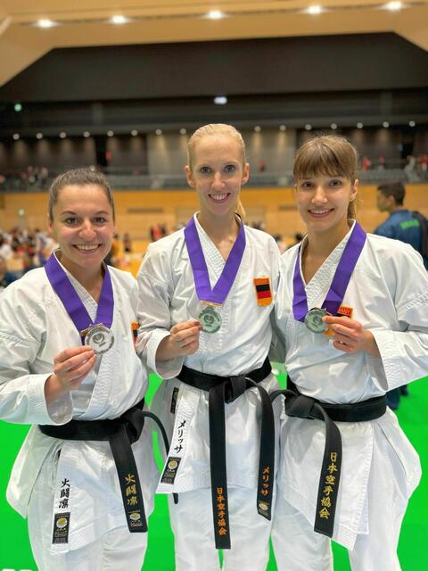 Kathrin Heinz (Makoto Baden-Baden e. V.), Melissa Rathmann (Karate Dojo Ochi Bonn e. V.) und Leonie Diffené (Karate Dojo Ochi Troisdorf e. V.), v.l.n.r., mussten sich bei der Weltmeisterschaft in Japan nur dem Team der Gastgeber geschlagen geben.  | Foto: Karate Dojo Ochi Bonn e.V.