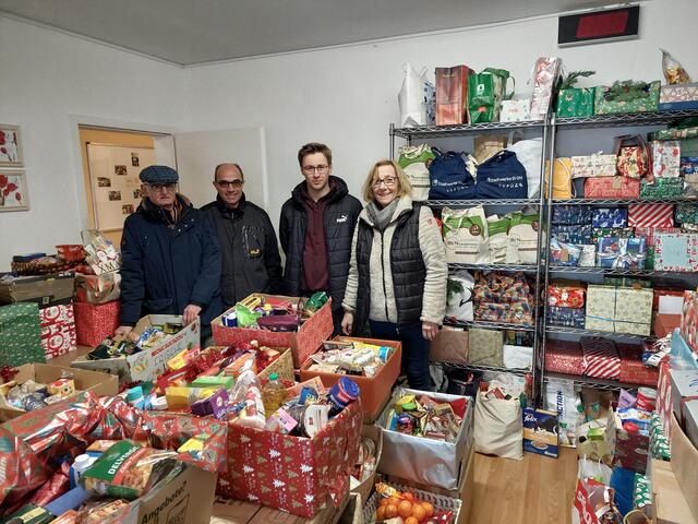Johann Heuser, Martin Dummermuth, , Moritz Gaspers (Bundesfreiwilliger) und Martina Krausen inmitten der über 400 Weihnachtskisten. | Foto: Tafel Brühl Rheinland e.V.