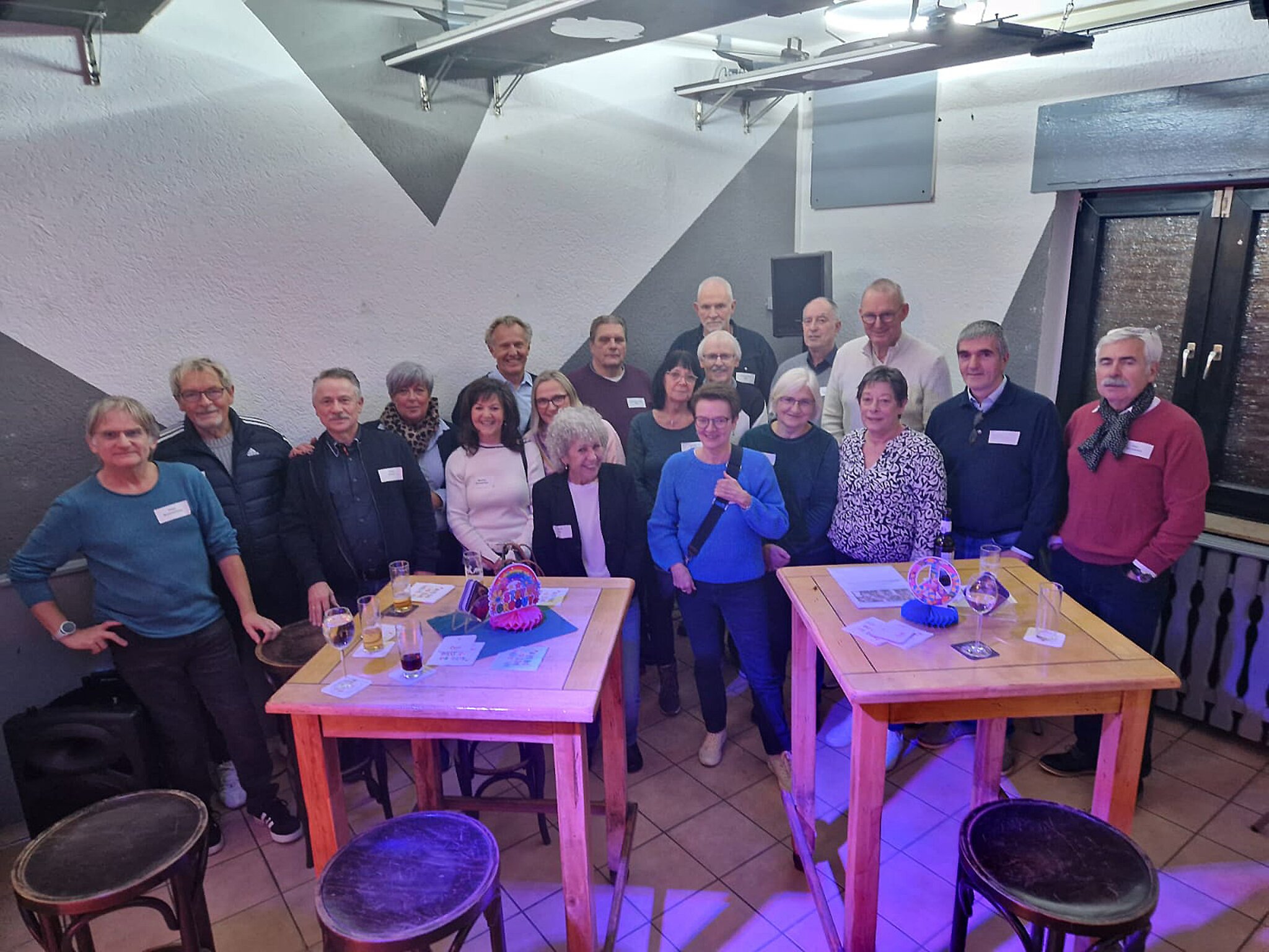 Wiedersehen nach über 50 Jahren: Namensschilder halfen beim ...