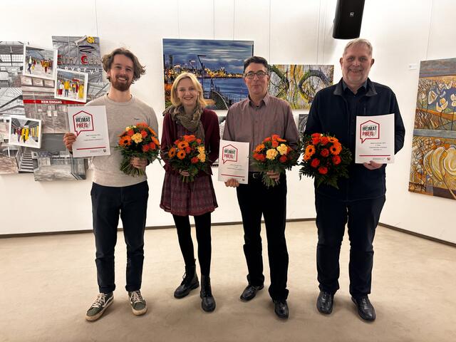 Freuen sich über den Heimatpreis, die Gewinner (von links)  Finn Maybauer - Junges Musical Leverkusen e.V., Dana Fischer und Dietmar Ellrich - Volksbühne Bergisch Neukirchen e.V. sowie Thomas Loef - Festausschuss Leverkusener Karneval e.V.  | Foto: Stadt Leverkusen