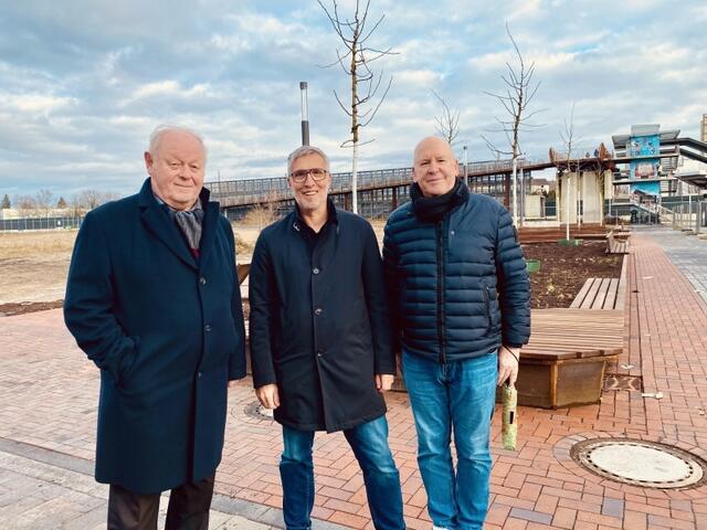 Der Aufsichtsratsvorsitzende Paul Hebbel (von links) sowie die beiden nbso-Geschäftsführer Andreas Schönfeld und Alfonso López de Quintana präsentieren die neu errichteten Hochbeete am Bruno-Wiefel-Platz..  | Foto: NBSO
