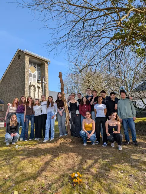 Die Schülerinnen und Schüler haben eifrig mit Spaten und Harke auf dem benachbarten Gelände der katholischen Kirche gewirkt.  | Foto: Anna Thielgen