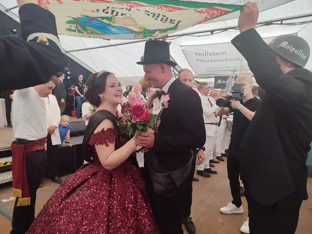 Maipaar und bald auch ein Brautpaar: Bianca und Eike tanzen ins Glück.  | Foto: Bracker