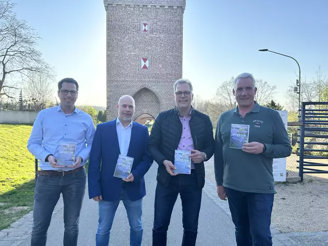 Filmpremiere mit Fototermin am Weiertor (v.l.): Olly Hohn (Geschäftsführer HJK), Filmemacher Sven Flake, Bürgermeister Ulf Hürtgen und Gerd Wallraff (Präsident HJK).  | Foto: Stadt Zülpich / Torsten Beulen