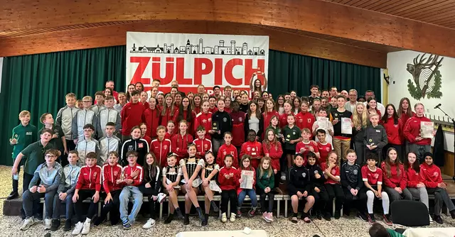 Beim Gruppenfoto der geehrten Sportlinnen und Sportler wurde es eng auf der Bühne. | Foto: Torsten Beulen/Stadt Zülpich