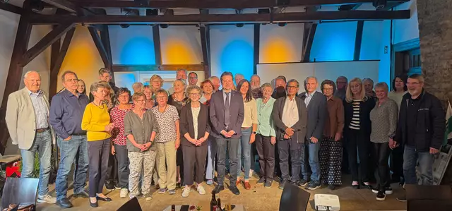 Die Festgesellschaft kam für das Foto auf der Bühne des Burghauses zusammen.  | Foto: Stadt Wiehl