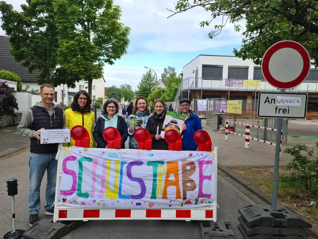 Henning Pieper, stellvertretender Vorsitzender der Schulpflegschaft, Nicola Lamprecht, Vertreterin in der Stadtschulpflegschaft, Sandra Breuer, Direktorin der Schillerschule sowie Jelena Wendt, Anja Meiser und Simon Gust (von links) aus dem Vorstand des Fördervereins hinter dem Schild „Schulstraße“. | Foto: Hergarten