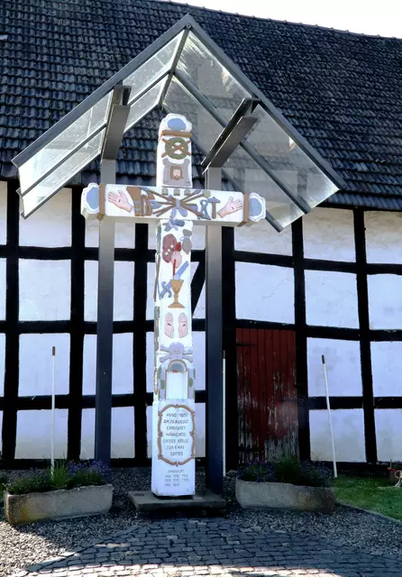 200 Jahre schmückt dieses Kreuz den Ortskern von Hänscheid und ist in jedem Jahr Station bei der Fronleichnamsprozession. | Foto: Steimel