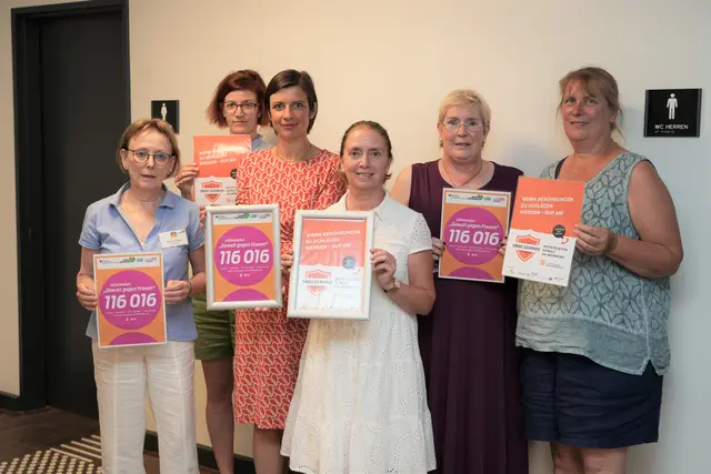 Gemeinsam verbreiten Bürgermeisterin Carolin Weitzel, Gleichstellungsbeauftragte Margret Leder und der Frauenbeirat die Hilfenummern für Männer und Frauen im Stadtgebiet und stellen sich auch mit dieser Aktion gegen jegliche Gewalt.  | Foto: Stadt Erftstadt