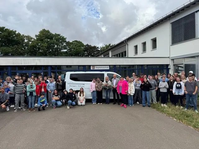 Der neue KLeinbus eröffnet den Schülerinnen und Schülern der Staphanusschule jetzt wieder vioel mehr Möglichkeiten.  | Foto: Schule