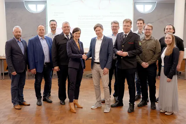 Bürgermeisterin Carolin Weitzel und Professor Dr. Alexander Fekete (M.) freuten sich über den ersten intensiven Austausch ihrer Teams mit Dirk Schulz, Gerd Schiffer, Dirk Knips, Alexander Kern, Jörg Breetzmann und Thomas Hammer seitens der Stadt Erftstadt sowie Daniel Beckers, Christopher Munschauer, Muhammed Enes Bodur und Christine Hottenrott seitens der TH Köln.   | Foto: Stadt Erftstadt
