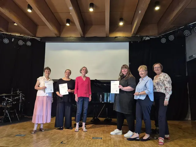 Die Absolventinnen des ersten rheinischen Pop-Piano-Kurses mit Gratulantinnen (v.l.): Elke Baumgarten, Gabriele Leopold, Kreiskantorin Dr. Annemarie Sirrenberg, Katja Stemmler, die Gummersbacher Kantorin Annette Giebeler sowie Landeskirchenmusikdirektorin Brigitte Rauscher.  | Foto: Kirchenkreis An der Agger/Judith Thies