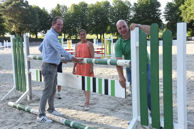 Karl Schneider, Alexandra Spenlenauer und Peter Hermanns haben das größte Springreitturnier der Region nach Wachtberg geholt und begrüßen in den nächsten Tagen Springreiterinnen und Springreiter aus der Region, dem gesamten Bundesgebiet und sogar dem benachbarten Ausland auf dem Broichhof am Rodderberg.  | Foto: AS