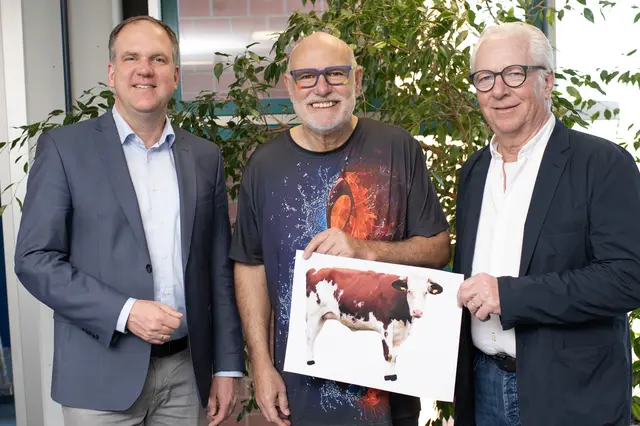 Gute Musik hören und dabei noch anderen Menschen helfen ist ein guter Grundsatz, den der Jazzclub Hürth seit Jahren beherzt.Es ist den Mitgliedern  wieder gelungen, eine Kuh für die Partnerstadt Kabarnet zu finanzieren: (v.l.) Dirk Breuer, Günter Reiners und Rüdiger Winkler.  | Foto: Guiseppe Piliero