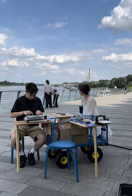 Die mobile Werkstatt am Wesselinger Rheinufer, bei der alle eingeladen sind spontan mitzumachen und selbst kleine Drucke, sogenannte „Radierungen“, herzustellen. | Foto: Theresa Herzog/Montag Stiftung Kunst und Gesellschaft