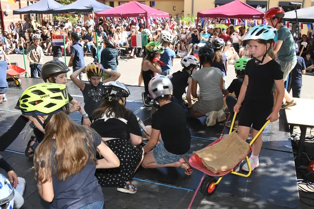 Die Kinder der deutsch-französischen Schule gestalteten das Bühnenprogramm zum Schuljubiläum in Mehlem.  | Foto: AS