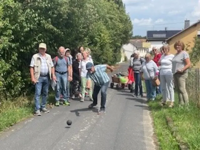 Viel Spaß hatten die Teilnehmerinnen und Teilnehmer beim Boßeln.  | Foto: Gemeindetreff