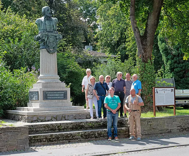Mitglieder der Arbeitsgemeinschaft Kinkel-Denkmal freuen sich über die abgeschlossene Restaurierung der Gedenkstätte an der Königswinterer Straße in Bonn-Oberkassel. Die Reliefplatten unter der Büste wurden nach dem Diebstahl durch originalgetreue Nachbildungen ersetzt.  | Foto: Privat