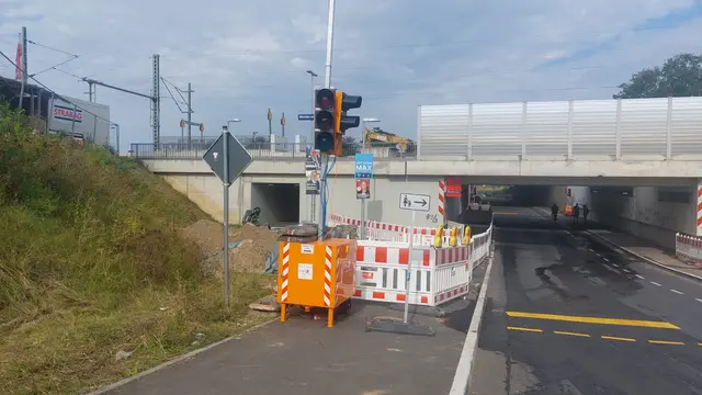 Die Baustelle rund um den Bahnhof in Menden soll Ende nächsten Jahres verschwinden, denn dann soll der „Zukunftsbahnhof“ mit einem attraktiven Umfeld fertiggestellt sein. | Foto: Carsten Schmitz