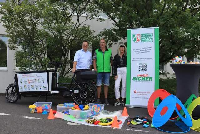 Die Verantwortlichen der Stadt Euskirchen freuen sich über den Einsatz des neuen Spielmobils auf zwei Rädern. | Foto: Tim Nolden / Stadt Euskirchen