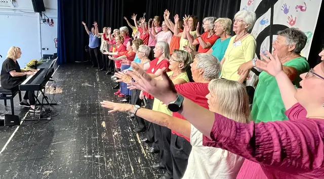 Anlässlich des zehnjährigen Jubiläums des Kerpener Frauenchores gratulierten verschiedene Chöre mit ihren tollen Gastauftritten. | Foto: Frauenchor Kerpen