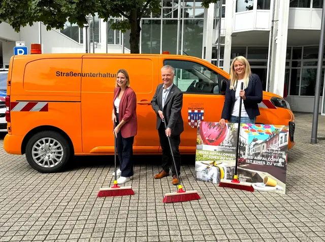 Anna Bröhl, Otto Neuhoff und Miriam Brackelsberg (v.li.) schwingen symbolisch die Besen für eine saubere Stadt. | Foto: Zumbusch