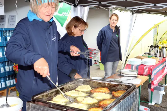 Reibekuchen - sie dürfen auf keinem Kartoffelfest fehlen.  | Foto: Christoph Kämper