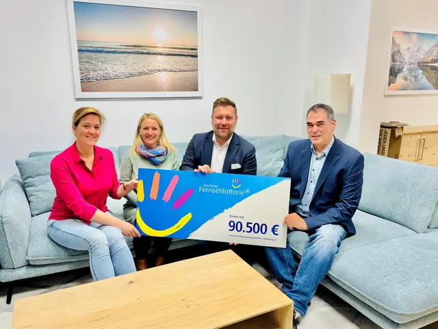 Scheckübergabe: Alexandra Hoinkis-Weber, Leiterin der Johanniter-Jugendhilfeeinrichtung Engelskirchen; Ilinka Fonti (Johanniter), Stephan Masch (Deutsche Fernsehlotterie); Steffen Lengsfeld (Vorstand Johanniter).  | Foto: Max Thümmel