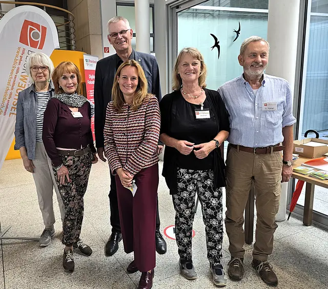 Zufrieden mit dem gelungenen Aktionstag: Angelika Skupnik, Team Blickwechsel; Angela Giersdorff, Sprecherin Blickwechsel; Bürgermeister Ludgar Banken, Stadt Rheinbach; Daniela Hoffmann, 1. Beigeordnete Stadt Rheinbach; Ulla Kreutz, Team Blickwechsel; Gernolf Karrer, Team Blickwechsel. | Foto: Privat