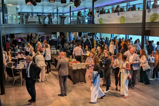 Ohne einer erfolgreiche Crew geht es nicht: Mehr als 800 Gäste feierten das Jubiläum auf dem MS RheinMagie.  | Foto: fes