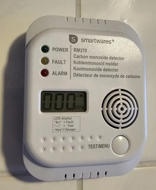 CO-Melder in der Nähe von Gasthermen und Öfen können im Ernstfall Leben retten.  | Foto: mt