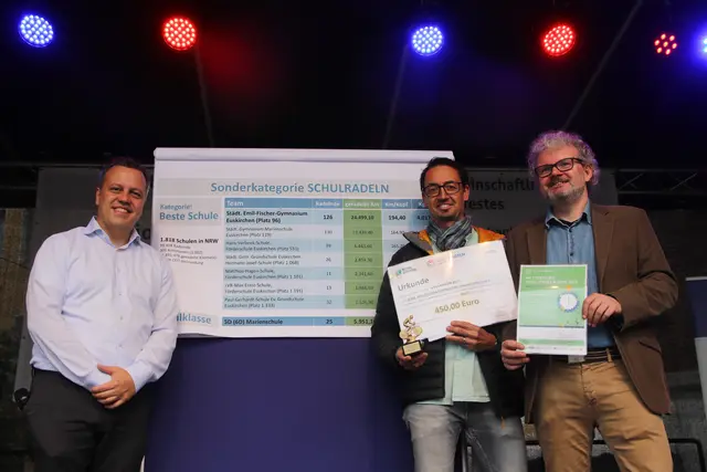 Während des Knollenfestes ehrte Bürgermeister Sascha Reichelt die erfolgreichen Radfahrer.  | Foto: Schule