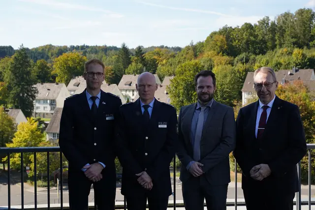 Polizeidirektor David Clemens, Erster Polizeihauptkommissar Carsten Röser, Polizeioberrat Daniel Gehrke, Landrat Jochen Hagt (v.l.).  | Foto: Kreispolizeibehörde Oberbergischer Kreis