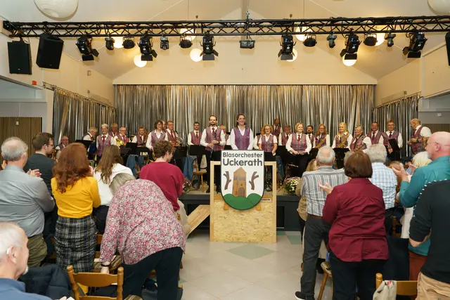 Mit lang andauerndem Applaus wurde Caroline Neußer nach zwölf Jahren als Dirigentin des Blasorchesters Uckerath verabschiedet. | Foto: Heimermann