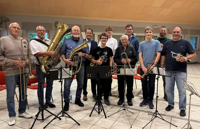 Bürgermeister Frank Keppeler besuchte die Musiker der Musikvereinigung Pulheim bei der Probe im Heim des Männerchores in Pulheim.  | Foto: Stadt Pulheim