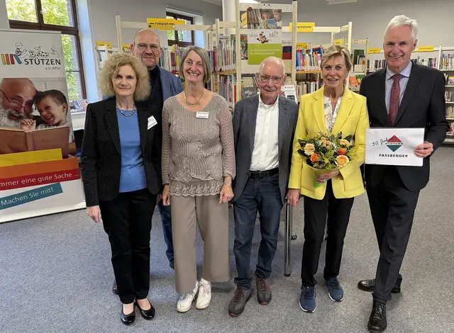 Margret und Paul Faßbender brachten die Spende persönlich zur Bücherbrücke. | Foto: Buchstützen Alfter e. V.